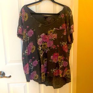 Torrid v-neck grey floral tshirt, size 3